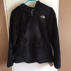 The North Face black hooded Osito jacket 🖤